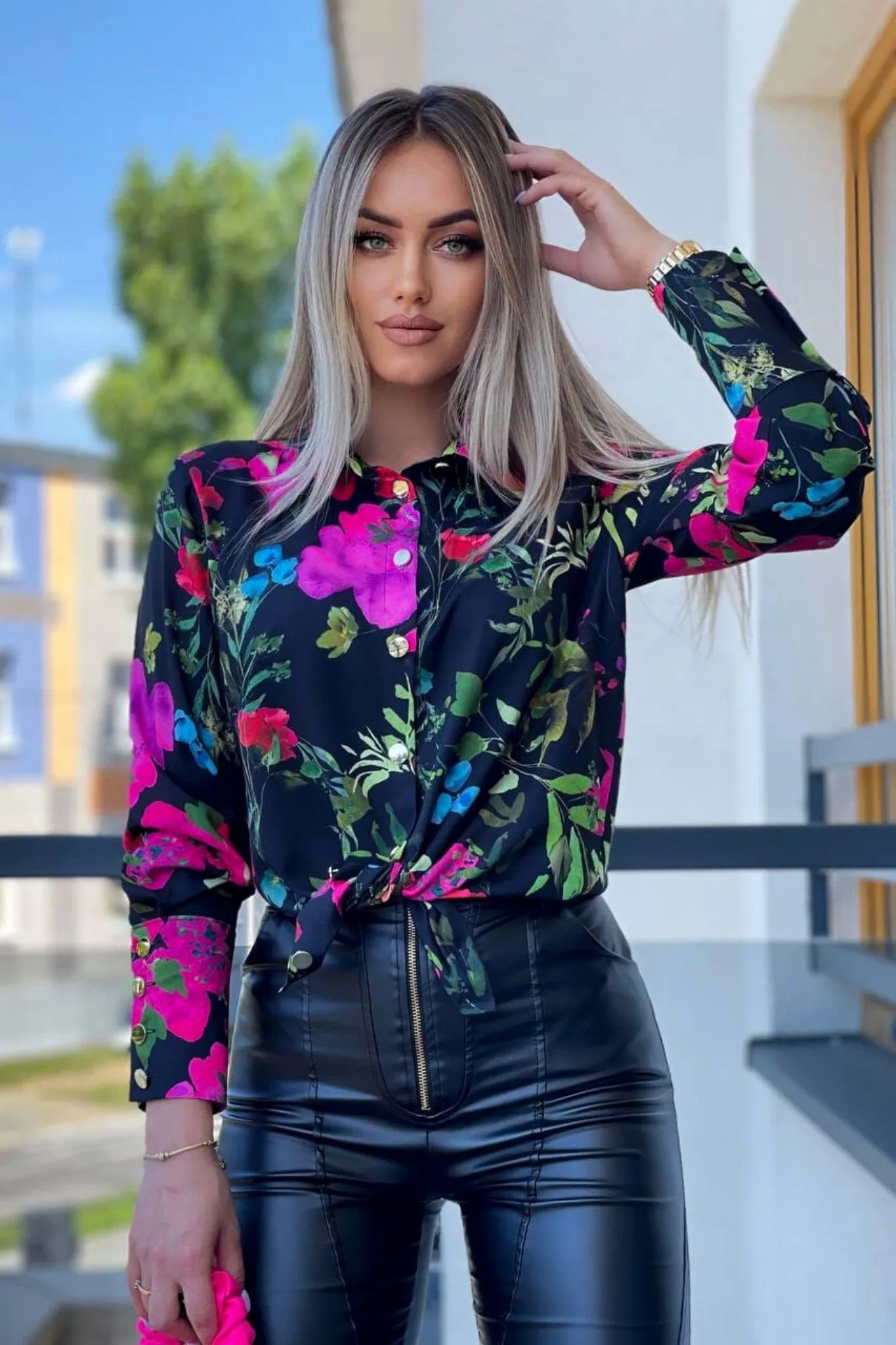 Camicia elegante nera a fantasia floreale multicolore con bottoni dorati